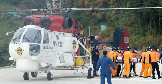 가족 품으로  지난달 31일 응급환자를 이송하다 독도 인근 해상에 추락한 소방헬기의 탑승원 시신이 3일 오전 경북 울릉군 해군 118 전대에 도착하고 있다.                         연합뉴스